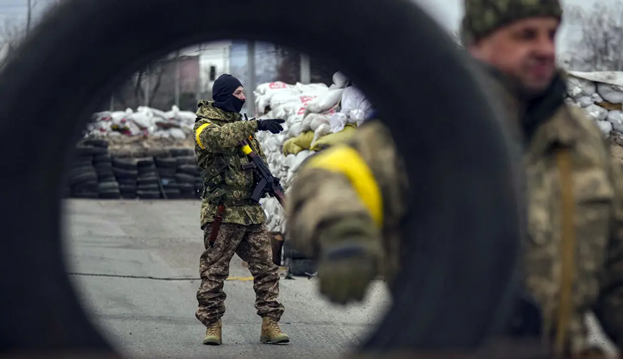 Prajurit Ukraina menjaga pos pemeriksaan di jalan utama di Kyiv, Ukraina, 7 Maret 2022. (AP Photo/Vadim Ghirda)