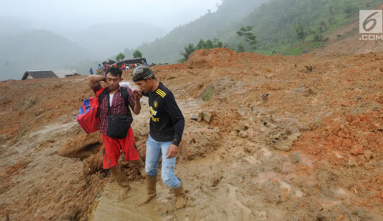 Warga korban longsor menyelamatkan barang-barang miliknya di Dusun Cimapag, Desa Sirnaresmi, Kecamatan Cisolok, Sukabumi, Selasa (1/1). Longsor menerjang satu dusun pada 31 Desember 2018 pukul 17.00 WIB. (merdeka.com/Arie Basuki)