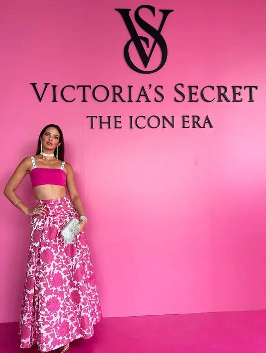 Ia memadukan sport bra pink dengan strap putih dan rok maxi bermotif yang cantik [@ramadhaniabakrie]