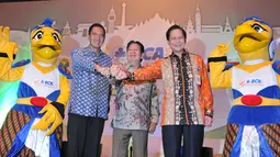 (Kiri ke kanan) Ketua Umum PP PBSI Gita Wirjawan, Perwakilan Djarum Foundation Yan Haryadi Susanto, Presiden Direktur PT BCA, Tbk Jahja Suriaatmadja berpose bersama, Jakarta, Senin (25/5/2015). (Liputan6.com/Herman Zakharia)