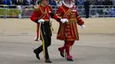 Anggota Yeomen of the Guard (kanan) dan Gentlemen at Arms di pemakaman Ratu Elizabeth II. (Foto: AP Photo/Kin Cheung,Pool)