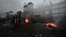Massa dari berbagi elemen mahasiswa  dan masyarakat saat melakukan aksi pembakaran di depan Gedung DPR/MPR, Jakarta, Kamis, 27 Agustus 2026. (KLY/ Arie Basuki)