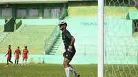 Pelatih Kiper Arema, Jarot Supriyadi saat turun jadi pemain dalam latihan Arema. (Iwan Setiawan/Bola.com)
