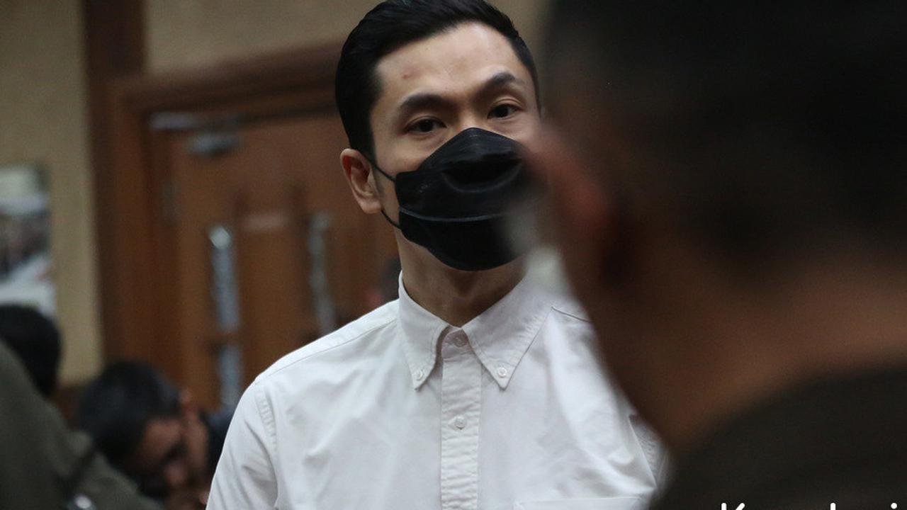 7 Potret Harvey Moeis Jalani Sidang Tuntutan Atas Kasus Korupsi Timah, Tampil Rapi Kenakan Kemeja Putih dan Masker Hitam