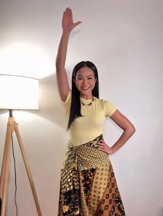 Yura Yunita kenakan Batik untuk busana kasual. Ia jadikan Batik sebagai rok lilit bersiluet A-line yang lengkapi t-shirt kuning yang dikenakannya [@yurayunita]