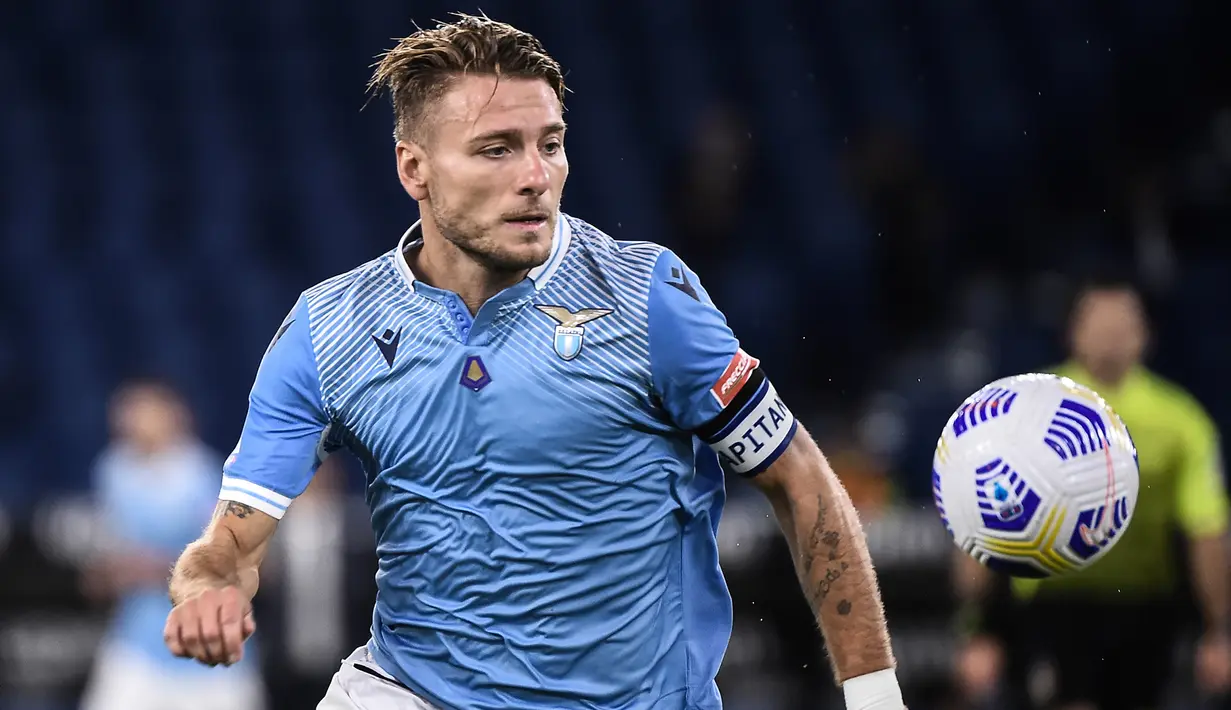 6. Ciro Immobile (5 gol) - Dua gol Ciro Immobile di laga Lazio melawan Club Brugge, membuat pemain asal Italia ini masuk ke dalam daftar pencetak top skor sementara Liga Champions musim ini. Ciro Immoblie telah mengoleksi lima gol untuk Lazio. (AFP/Filippo Monteforte)
