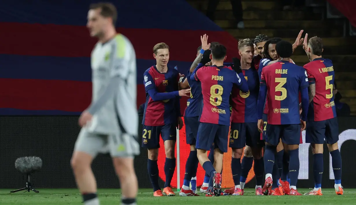 Kemenangan 3-1 atas Benfica memastikan Barcelona lolos ke perempat final Liga Champions 2024/2025 dengan agregat 4-1 usai menang 1-0 di leg pertama. (LLUIS GENE/AFP)
