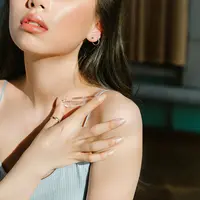 Beraktivitas di luar ruangan sering membuat makeup lebih cepat luntur karena terpapar panas, keringat, dan kelembapan (Sumber: Pexels.com)