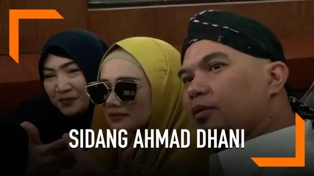 Ahmad Dhani jalani sidang lanjutan kasus pencemaran nama baik di Pengadilan Negeri Surabaya Jawa Timur, Selasa (5/3). Kali ini dihadiri oleh sang istri, Mulan Jameela.