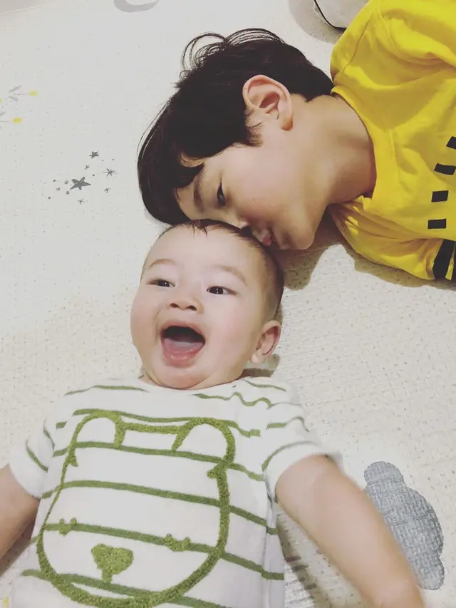 Potret Gemas Kedekatan Rafathar dan Zayn, Bak Saudara Kandung