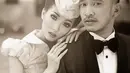 Lewat foto ini, Ruben Onsu merayakan hari pernikahannya yang ke-10 tahun. Ruben Onsu tampil gagah dengan setelan jas hitam, kemeja putih, dan dasi kupu-kupu hitamnya, sedangkan Sarwendah tampil cantik dengan dress lengan pendek beraksen balon dan topinya. [Foto: Instagram/ruben_onsu]