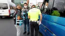 Polisi memeriksa angkutan umum di pos pemeriksaan di Istanbul, Turki, Rabu (8/7/2020). Polisi menghentikan angkutan umum di beberapa pos pemeriksaan untuk memantau apakah pengemudi mengikuti aturan jaga jarak sosial, memakai masker, dan mematuhi langkah-langkah kebersihan. (Xinhua/Osman Orsal)