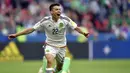 Striker Meksiko, Hirving Lozano, melakukan selebrasi usai mencetak gol ke gawang Rusia pada laga Grup A Piala Konfederasi 2017 di Kazan Arena, Kazan, Sabtu (24/6/2017). Rusia kalah 1-2 dari Meksiko. (AP/Martin Meissner)