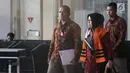 Anggota DPRD Sumatera Utara 2014-2019 Tiaisah Ritonga menggenakan rompi tahanan usai pemeriksaan di KPK, Jakarta, Rabu (11/7). Tiaisah ditahan terkait dugaan penerimaan suap dari mantan Gubernur Sumut Gatot Pujo Nugroho. (Liputan6.com/Herman Zakharia)