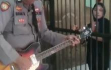 Seru Banget! Momen Polisi Main Musik sambil Duet dengan Tahanan Wanita di Lapas Ini Curi Perhatian