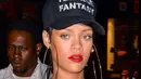 Dalam tank top putih, Rihanna tak menggunakan bra. Hal itu membuat tindikan di payudaranya terlihat. (REX/Shutterstock/HollywoodLife)