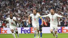 Pemain Inggris Luke Shaw, kanan, merayakan dengan pemain Inggris Harry Kane, tengah, dan pemain Inggris Raheem Sterling setelah mencetak gol pembuka timnya selama pertandingan final sepak bola Euro 2020 antara Inggris dan Italia di stadion Wembley di Lond