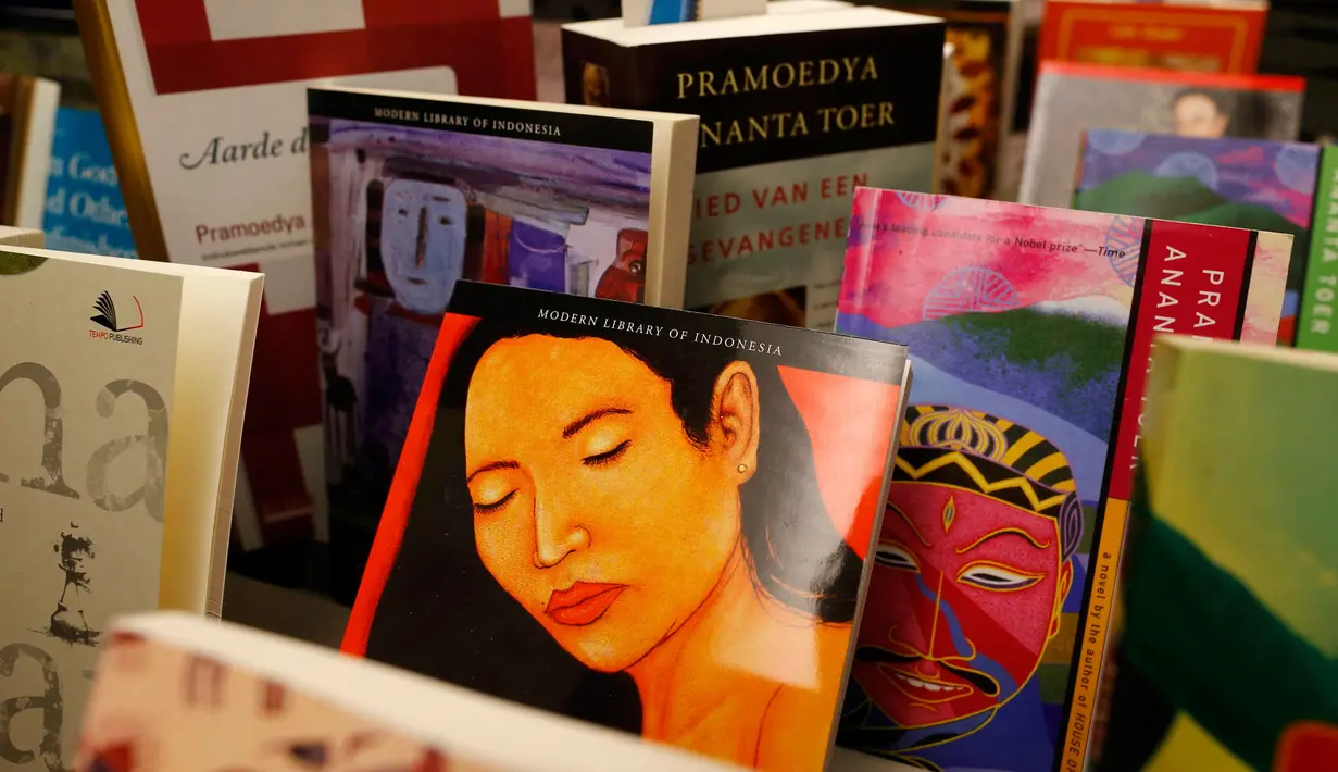 Sejumlah buku sastra Indonesia berjajar selama pameran Frankfurt book fair, Jerman, Selasa (13/10/2015). Pameran ini akan berlangsung dari 14 – 20 Oktober 2015. (REUTERS/Ralph Orlowski)