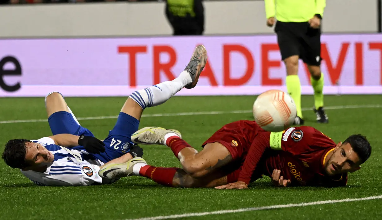 Pemain HJK Helsinki David Browne (kiri) berebut bola dengan pemain AS Roma Lorenzo Pellegrini pada pertandingan sepak bola Grup C Liga Europa di Helsinki, Finlandia, 27 Oktober 2022. AS Roma menang 2-1. (Emmi Korhonen/Lehtikuva/AFP)