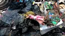 Boneka yang terbakar  dari sisa kebakaran yang melanda kawasan Pasar Gembrong, Jakarta, Rabu (5/8/2015). Kebakaran yang terjadi pada Selasa (4/8) lalu membakar sekitar 25 rumah dan toko mainan. (Liputan6.com/Yoppy Renato)