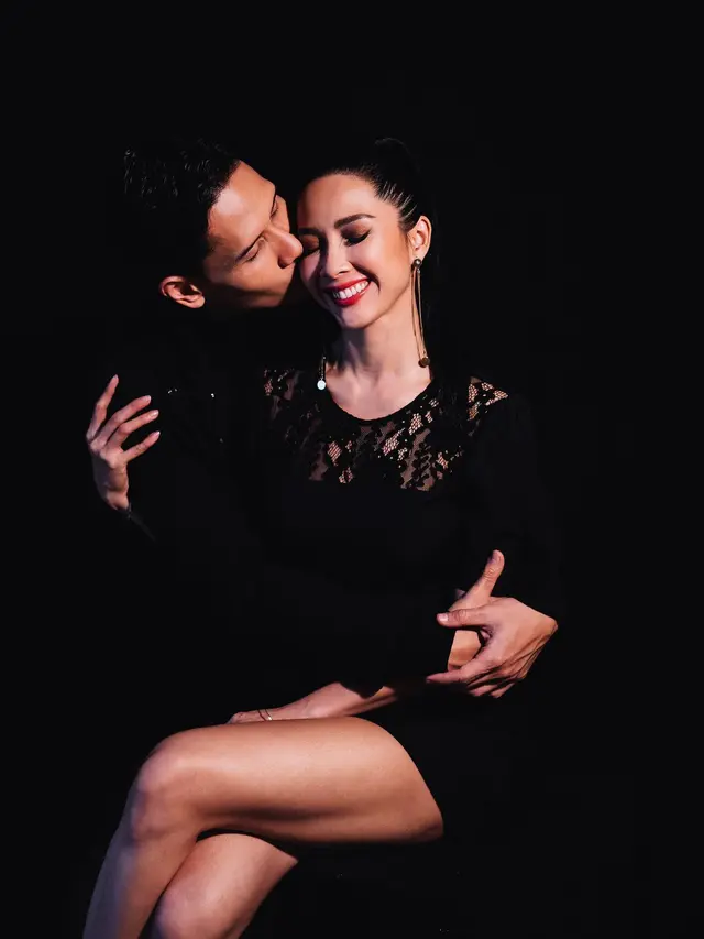 Rayakan 9 Tahun Pernikahan, Ini 7 Potret Mesra Andrea Dian dan Ganindra Bimo