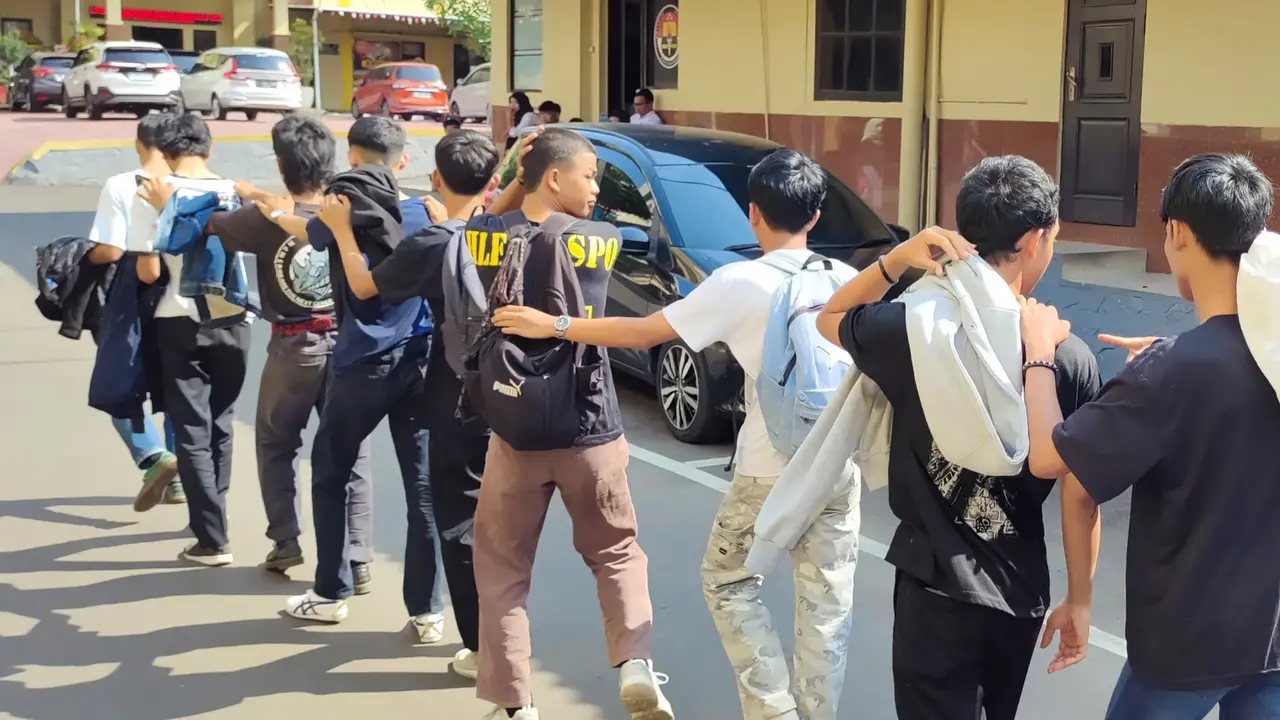 Puluhan pelajar SMP di Bogor, Jawa Barat, yang hendak mengikuti aksi demonstrasi di depan Gedung DPR RI diamankan polisi.