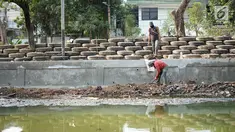 Pekerja menyelesaikan pembuatan turap bermaterialkan ban bekas di Kali Karang Bolong, Ancol, Jakarta, Rabu (4/9/2019). Suku Dinas Sumber Daya Air (SDA) menggunakan 2.400 ban bekas truk sampah sebagai turap dalam program naturalisasi di sepanjang 400 meter. (Liputan6.com/Immanuel Antonius)