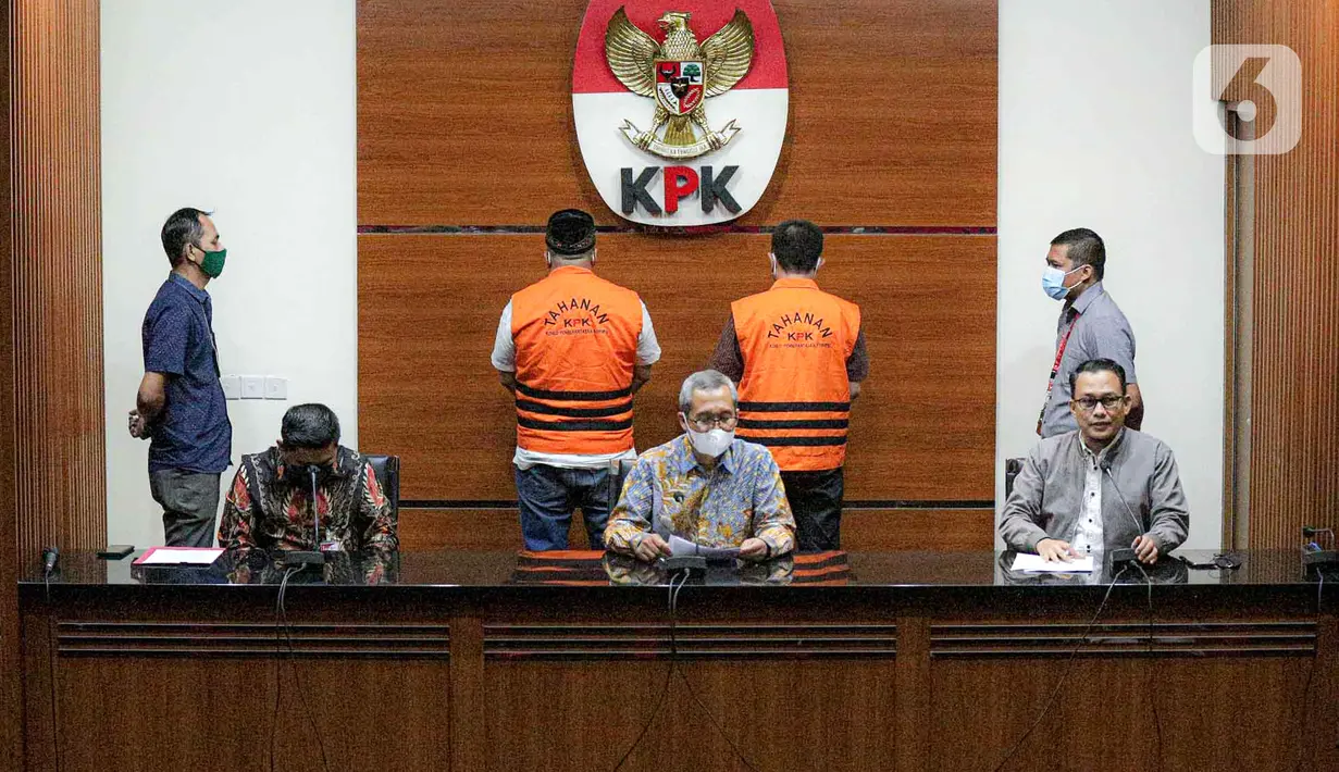 <p>Wakil Ketua KPK Alexander Marwata (tengah) menyampaikan keterangan terkait penetapan tersangka kasus dugaan korupsi pengadaan tanah pembangunan SMKN 7 Tangerang Selatan di Gedung Merah Putih KPK, Jakarta, Selasa (26/4/2022). KPK menetapkan satu pejabat di Dinas Pemprov Banten dan dua pihak swasta dalam kasus dugaan korupsi pengadaan tanah untuk pembangunan SMKN 7 Tangerang Selatan. (Liputan6.com/Faizal Fanani)</p>