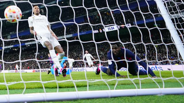 Foto: Gol Bunuh Diri Eder Militao Bawa Barcelona Segel Kemenangan di Markas Real Madrid pada Leg Pertama Semifinal Copa Del Rey