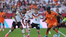 Pemain Jerman, Jonathan Tah dan Joshua Kimmich berebut bola dengan pemain Pantai Gading, Ange-Yoan Bonny, dalam pertandingan Grup E Piala Dunia 2026 di Toronto, Sabtu (20/6/2026). (AP Photo/Stephanie Scarbrough)