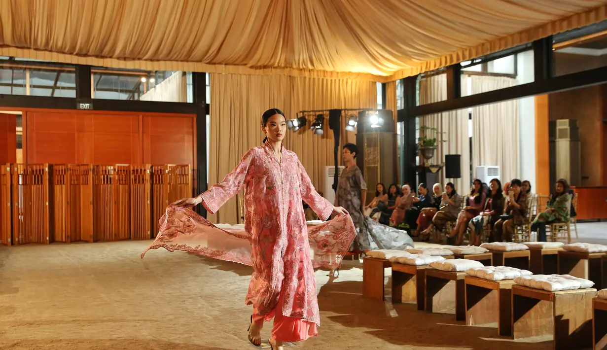 Tidak hanya kebaya, Oscar Lawalata juga hadirkan abaya dan kain sebagai alternatif pilihan busana