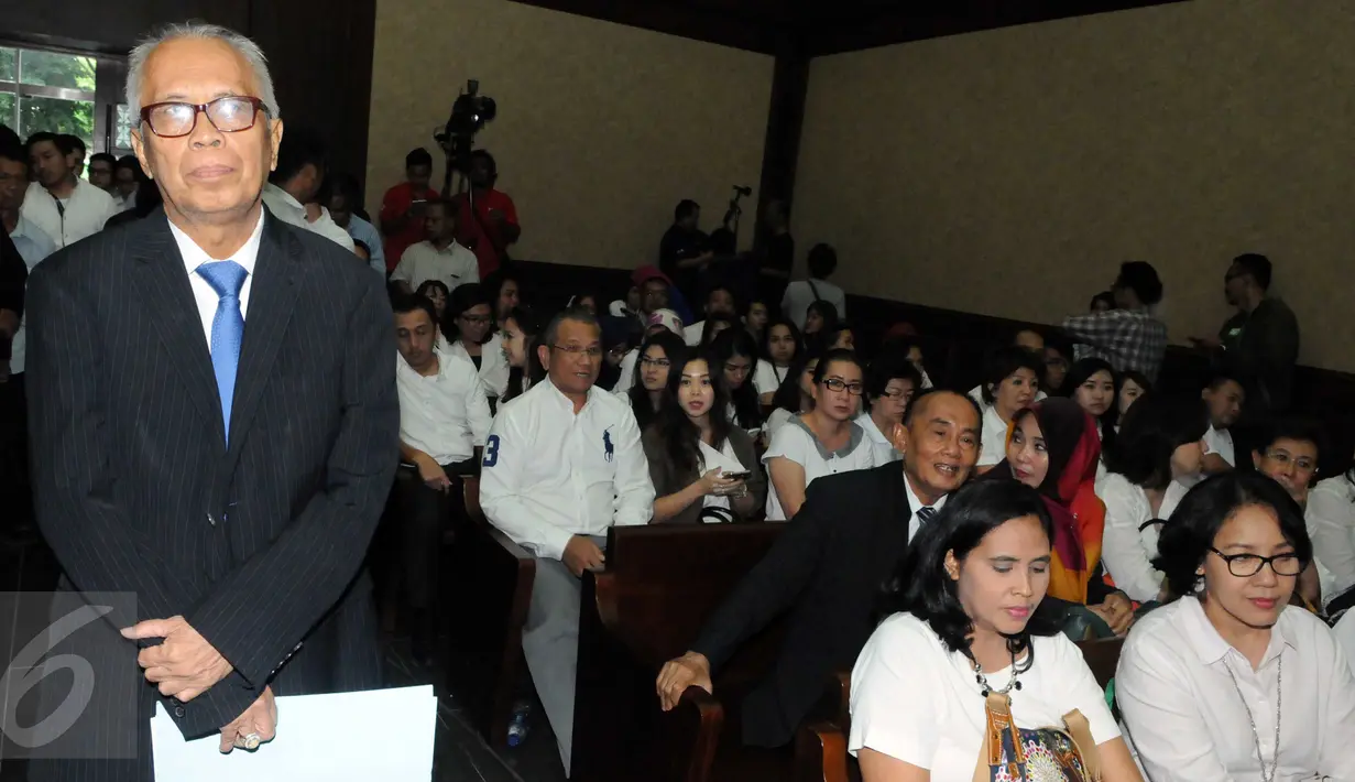 Terdakwa OC Kaligis saat jalani sidang pembacaan vonis di pengadilan Tipikor, Jakarta, (17/12). Kaligis terbukti menyuap majelis hakim dan penitera PTUN di Medan sebesar 27 ribu dolar AS dan 5 ribu dolar Singapura. (Liputan6.com/Helmi Afandi)