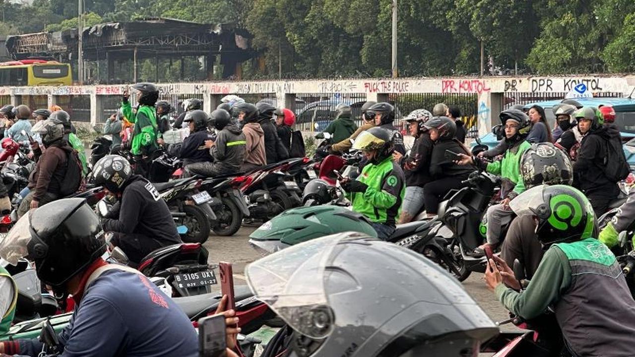 Fakta Unik Lalu Lintas Tersendat di Depan DPR RI: Sabtu Siang Macet Parah, Ada Apa?