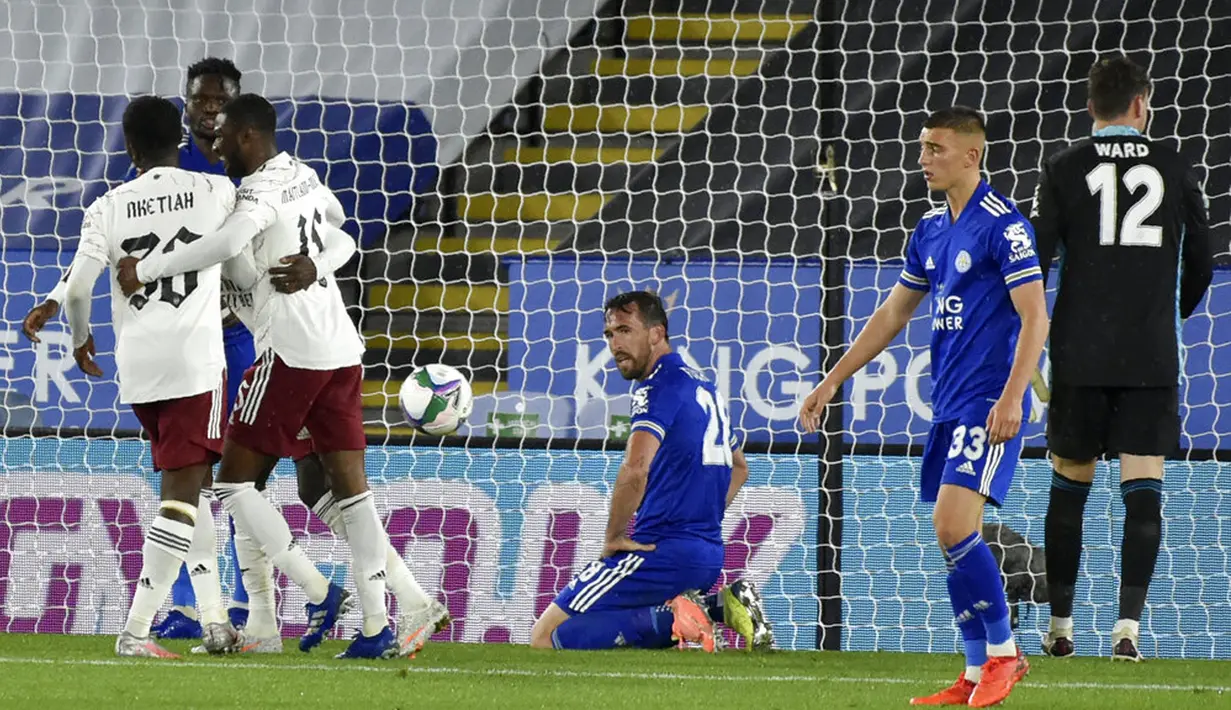 Pemain Leicester City Christian Fuchs (tengah) bereaksi usai mencetak gol ke gawang Leicester City pada pertandingan Piala Liga Inggris di Stadion King Power, Leicester, Inggris, Rabu (23/9/2020). Arsenal mengalahkan Leicester City 2-0. (AP Photo/Rui Vieira, Pool)