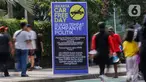 Warga berolahraga di dekat poster peringatan larangan kampanye politik saat Hari Bebas Kendaraan Bermotor atau Car Free Day (CFD) di Kawasan Bundaran HI, Jakarta, Minggu (19/11/2023). (Liputan6.com/Angga Yuniar)