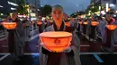 Biksu Buddha membawa lentera dalam Festival Lentera Lotus untuk merayakan hari ulang tahun Buddha di Seoul, 12 Mei 2018. Biasanya, festival diawali dengan pameran lentera tradisional dilanjutkan dengan penampilan tradisional.. (AP/Ahn Young-joon)