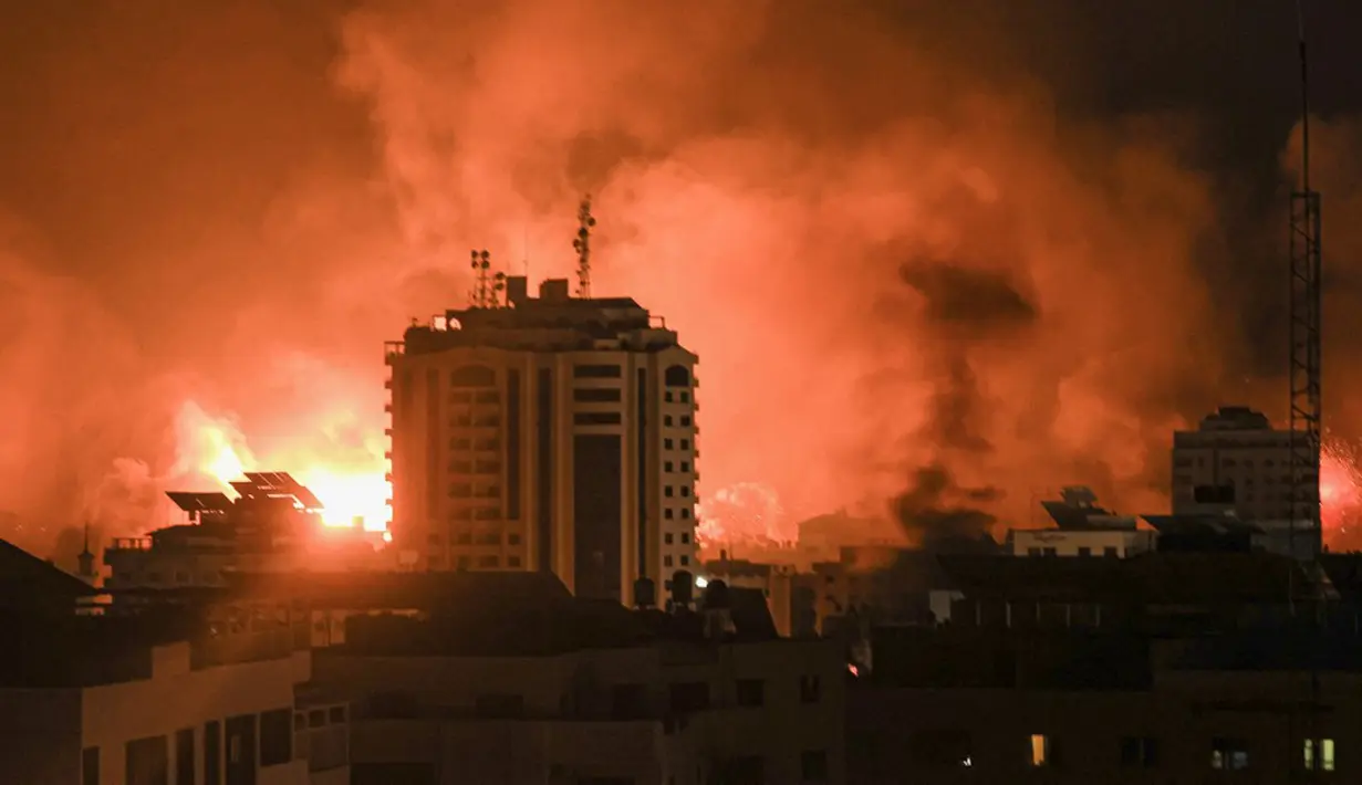 Sepanjang Senin malam, Israel terus menggempur Gaza lewat udara. Sejumlah bangunan sipil seperti masjid sampai tenda pengungsian menjadi sasaran. (MAHMUD HAMS/AFP)