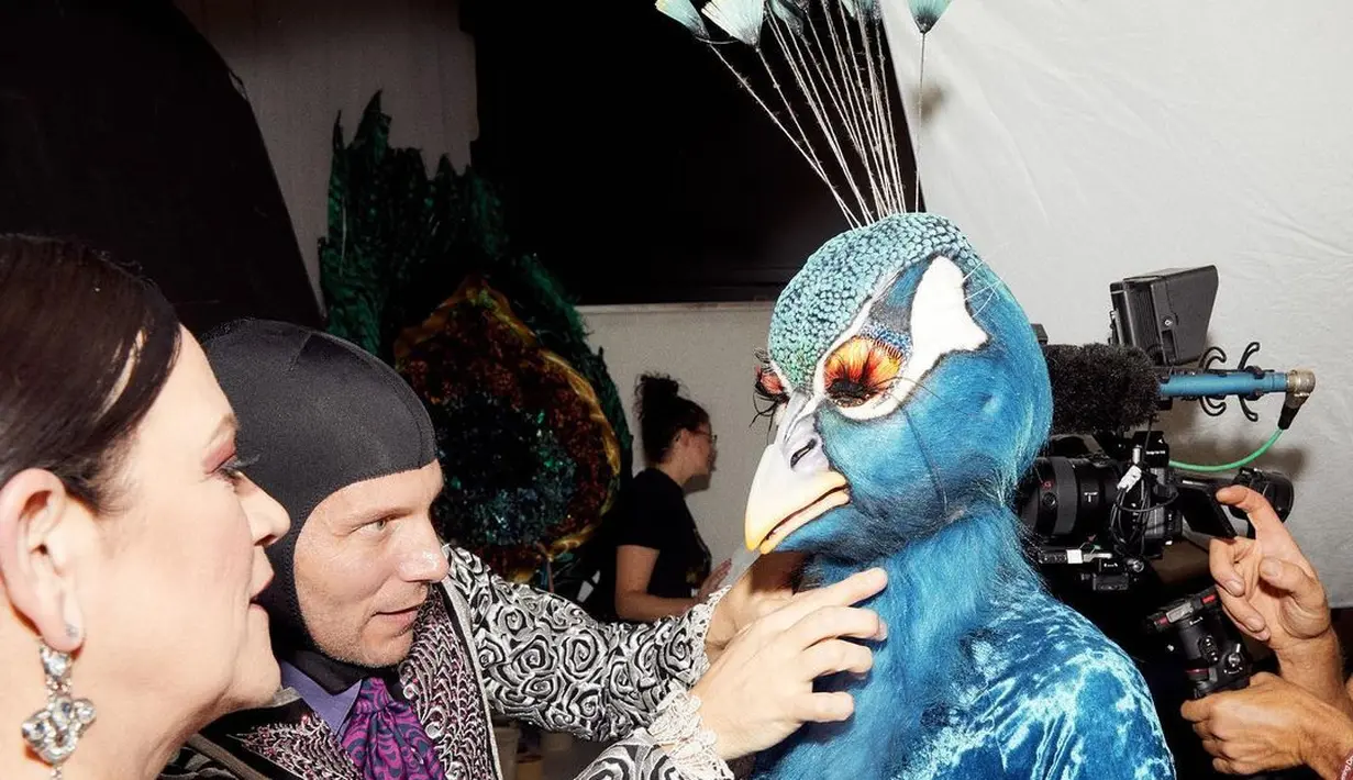 Dimulai dari riasan wajah dan prostetik Klum, yang diaplikasikan secara ahli oleh Makeup Artist/MUA andalannya, Bill Corso. Sang MUA menggunakan beberapa alat untuk membangu Heidi mendapatkan penampilan meraknya yang  realistis. [Foto: IG/!heidiklum]