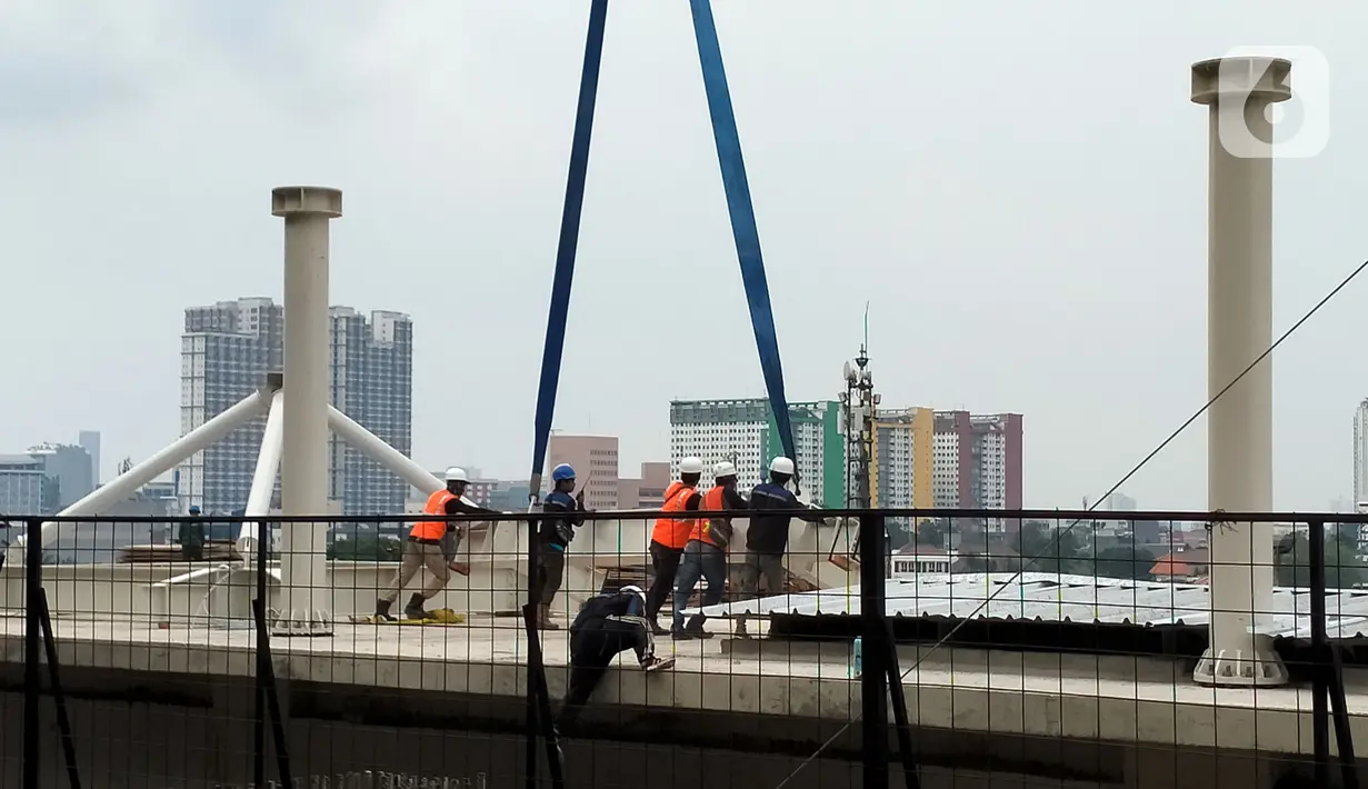 Suasana proyek pembangunan di Stasiun Manggarai, Jakarta, 21 Oktober 2022. Sebelumnya pada pemberlakuan switch over kelima (SO-5) terdapat perubahan rute KRL di mana perjalanan menuju Stasiun Tanah Abang, Stasiun Sudirman, dan Stasiun Kampung Bandan dihapus. (Liputan6.com/Aida Nuralifa/Magang)