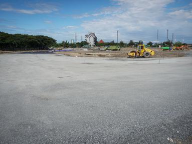 Aktivitas pekerja proyek pembangunan Sirkuit Formula E di kawasan Taman Impian Jaya Ancol, Jakarta Utara, Minggu (06/03/2022). Progres sirkuit sudah mencapai 52 persen pada hari ke-32 dan ditargetkan akan selesai pada bulan April 2022. (Bola.com/Bagaskara Lazuardi)