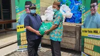 Legislator PKB Nur Yasin membagikan 40 ton beras dan ribuan APD untuk korban Covid-19. (Istimewa)