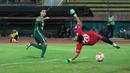 Pemain Bhayangkara Surabaya United, Oktavio Dutra mengecoh kiper Persib Bandung, Made Wirawan pada laga Torabika Soccer Championship 2016 di Stadion Delta Sidoarjo, Sabtu (11/6/2016). (Bola.com/Nicklas Hanoatubun)
