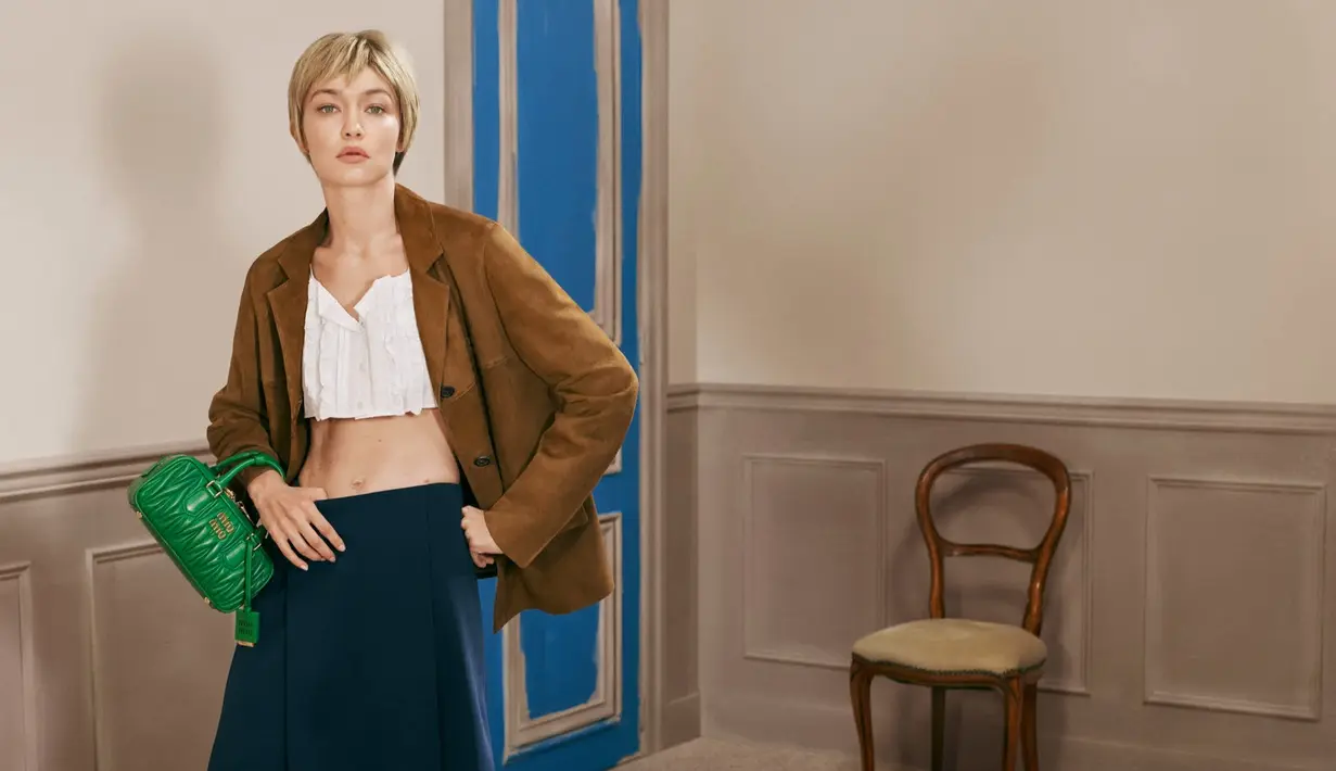 Dalam kampanye ini, dua tas ikonis Miu Miu, yakni Arcadie dan Wander, kembali menjadi sorotan. Keduanya hadir dalam material matelassé leather khas rumah mode tersebut, dengan pilihan warna pop seperti hijau, merah, dan biru, hingga tone yang lebih muted dan sophisticated. Siluetnya yang lembut dan quilted membuat tas-tas ini tak hanya tampil menonjol secara visual, tetapi juga nyaman dipakai sehari-hari. [Dok/Miu Miu].
