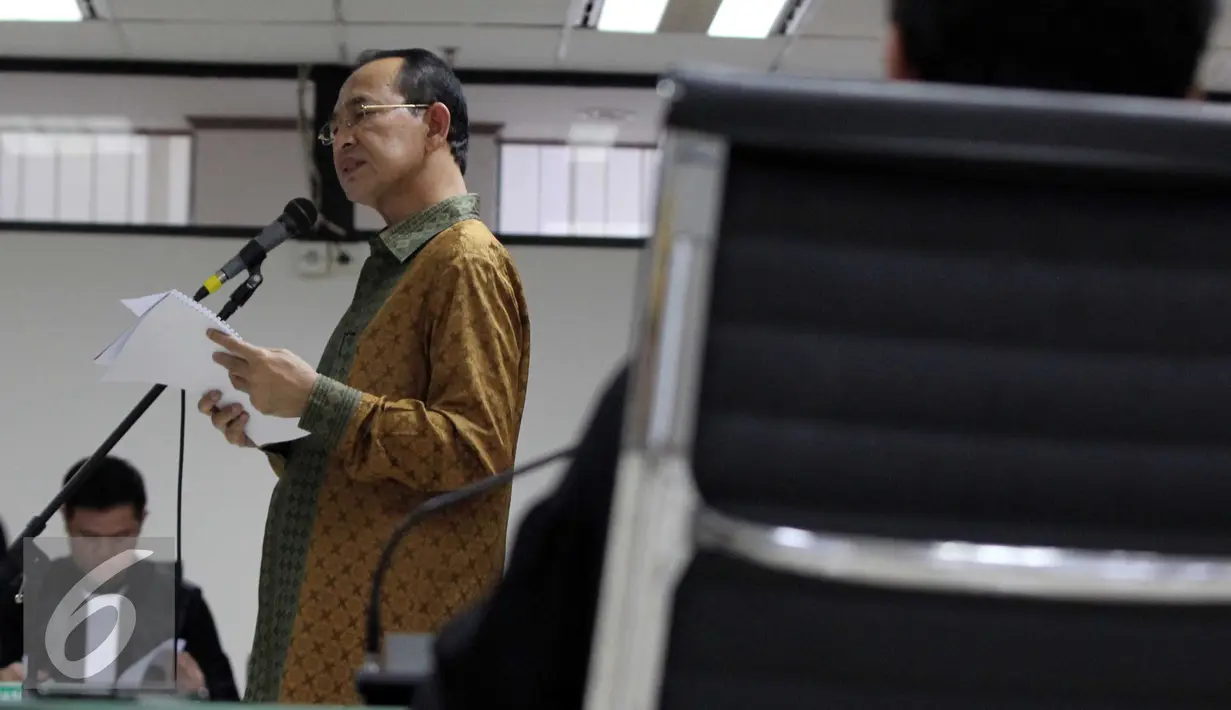Suryadharma Ali (SDA) saat membacakan nota keberatan (eksepsi) di Pengadilan Tipikor, Jakarta, Senin (7/9/2015). SDA ditetapkan sebagai tersangka oleh KPK pada 22 Mei 2014 dan mulai ditahan pada 10 April 2015. (Liputan6.com/Helmi Afandi)