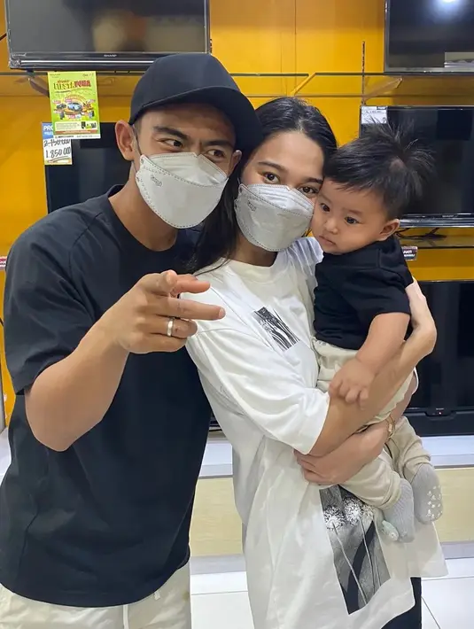 Potret yang tak kalah menggemaskan, Azizah Salsha dan Pratama Arhan yang berpose bersama seorang bayi. Azizah yang menggendong bayi, mengenakan oversized t-shirt putih, sedangkan di belakangnya berpose Arhan yang mengenakan kaus dan topi hitam. [Foto: Instagram/arhan.daily]