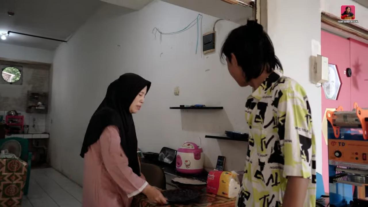 Alhamdulillah, Ibu Fajar Sadboy Buka Warung Nasi di Jakarta 'Laris Manis