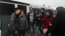 Rio Haryanto melayani penggemar yang meminta foto usai mencoba kokpit mobil baru Manor Racing di Sirkuit Catalunya, Barcelona, Spanyol, Senin (22/2/2016). (Bola.com/Rio Haryanto Media)