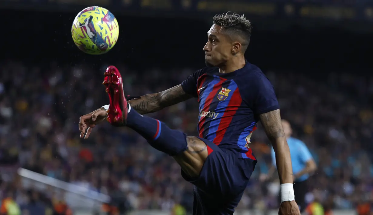 Striker Barcelona, Raphinha mengontrol bola saat menghadapi Girona pada laga lanjutan pekan ke-28 Liga Spanyol 2022/2023 di Camp Nou Stadium, Barcelona, Selasa (11/4/2023) dini hari WIB. (AP Photo/Joan Monfort)