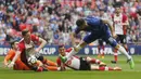 Sepakan pemain Chelsea, Olivier Giroud menembus pertahanan Southampton pada laga semifinal Piala FA di Wembley stadium, London, (22/4/2018). Chelsea menang 2-0. (AP/Frank Augstein)