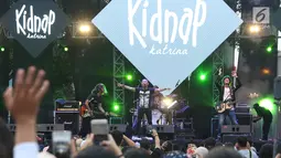 Vokalis grup band era 90 an Kidnap Katrina, Anang Hermansyah saat tampil pada gelaran The 90’s Festival di Gambir Expo Kemayoran, Jakarta, Sabtu (10/11). Sejumlah lagu dinyanyikan bersama pengunjung diantaranya, Biru. (Liputan6.com/Helmi Fithriansyah)